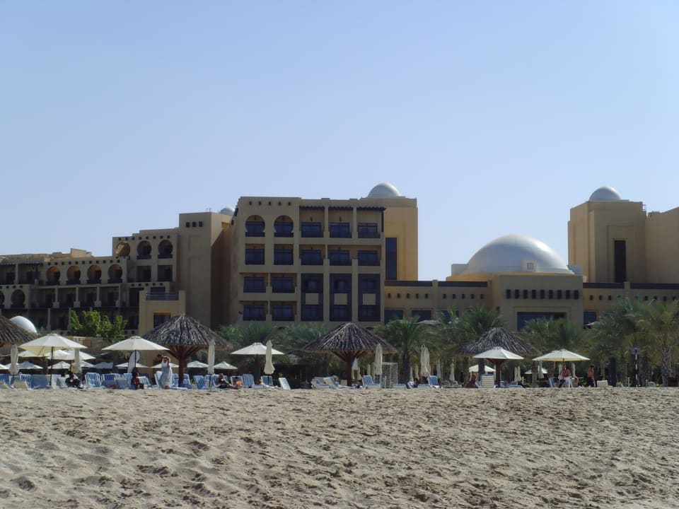 Blick vom Strand auf Hotel Rixos Al Mairid Ras Al Khaimah