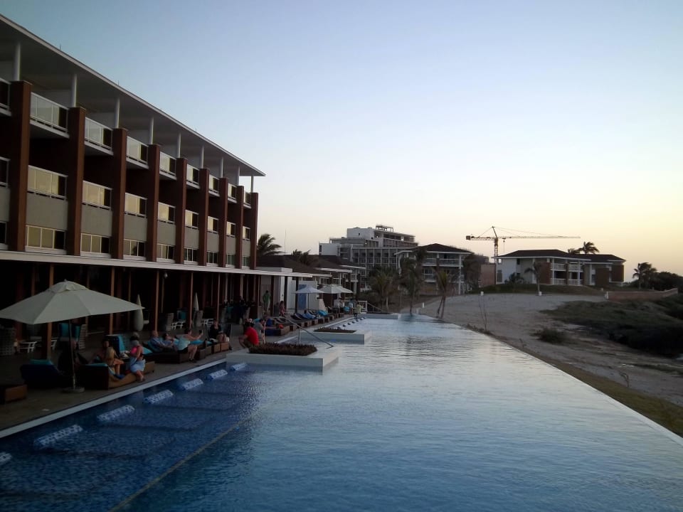 Infinity Pool und Haupthaus Playa Vista Azul