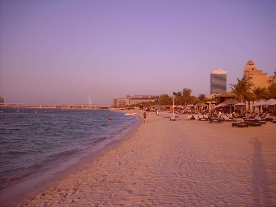 Strand mit Ausblick auf die Palmen-Auffahrt Le Meridien Mina Seyahi Beach Resort & Waterpark