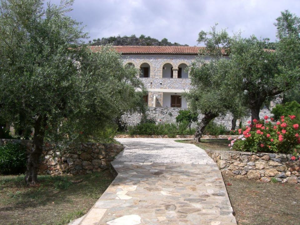 Hotelansicht vom Garten Hotel Kalamitsi