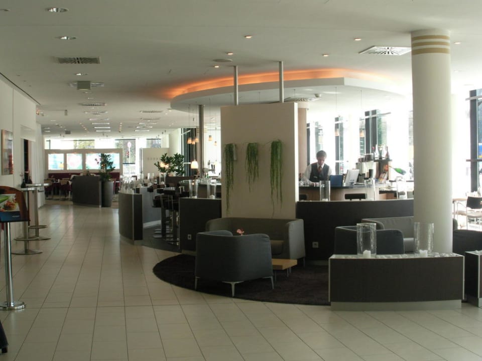 Bar und angrenzendes Restaurant Novotel Hamburg City Alster
