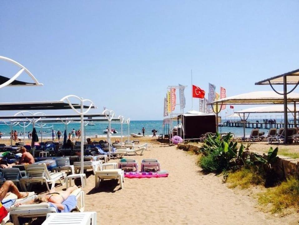 Überfüllter Strand Side Aluna Hotel