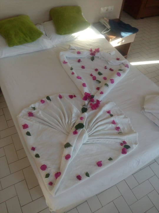 Bett Astor Beach Hotel