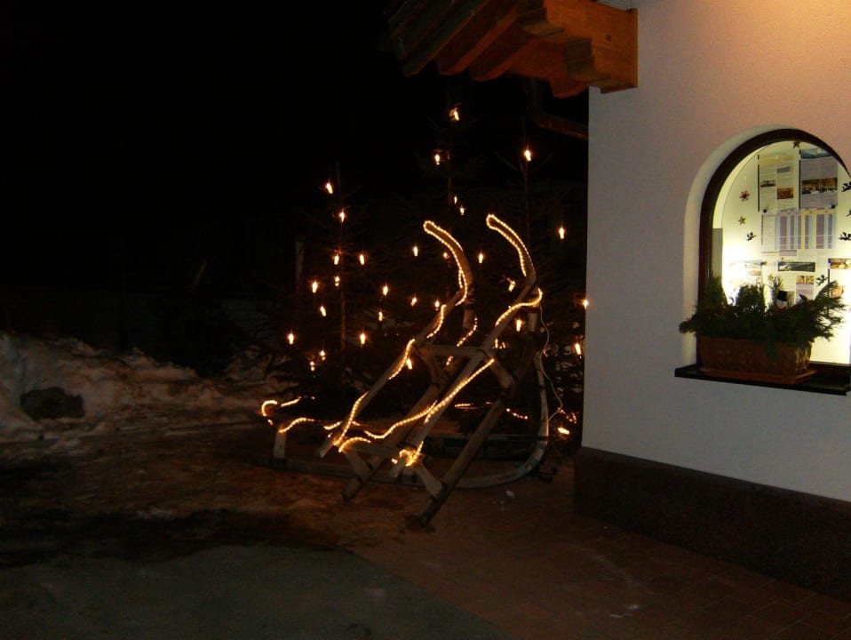 Impression beleuchteter Schlitten Hotel Inntaler Hof