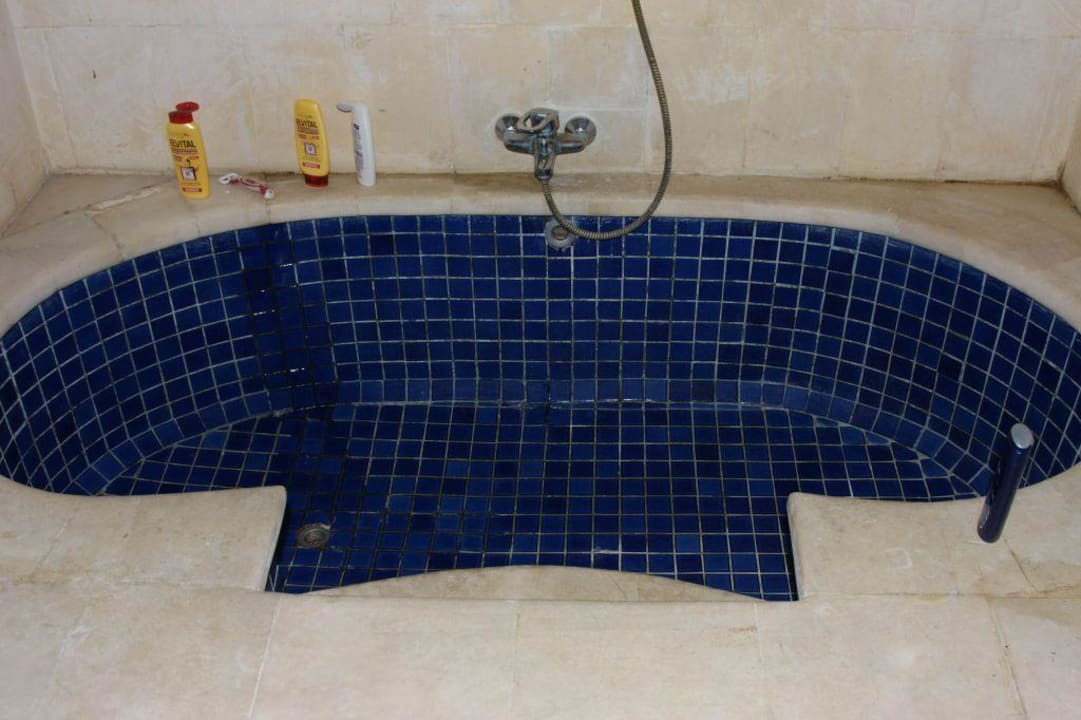 Badewanne / Dusche nur mit Badeschuhe Villa Seminyak Estate & Spa