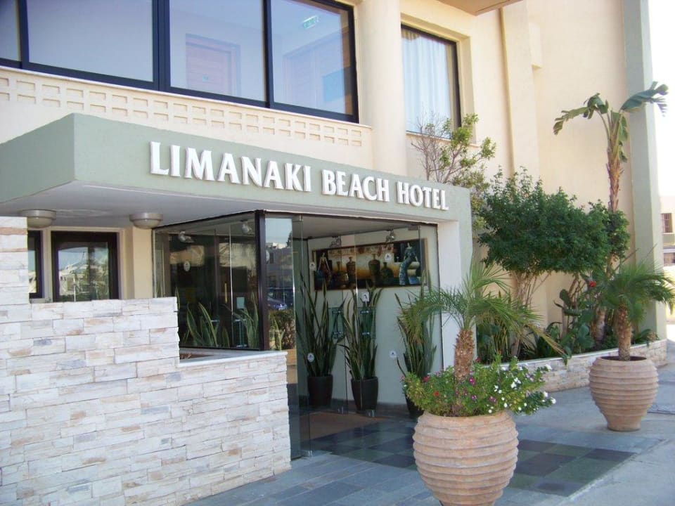 Der Eingang des Hotels Limanaki Beach Hotel