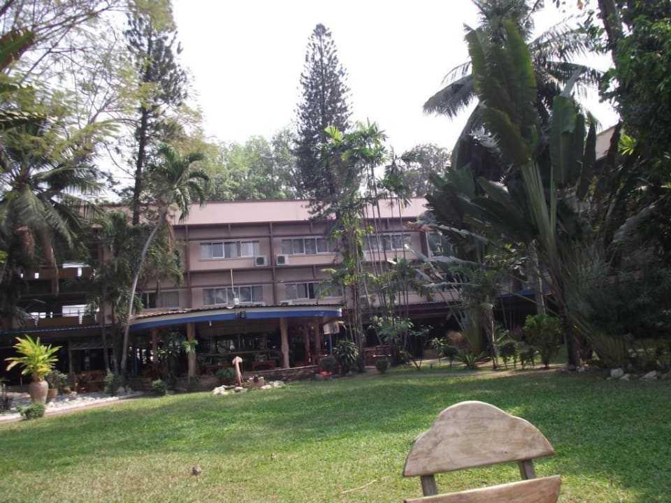 Cocktailbar und rechts die Rezeption Basaya Beach Hotel & Resort