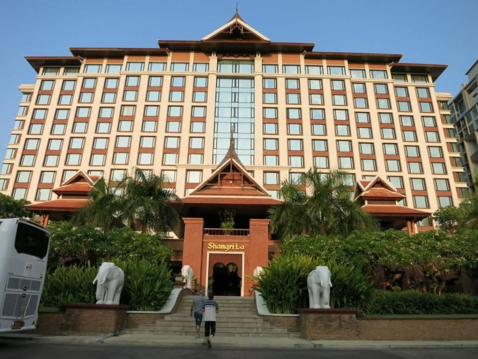Hotelansicht von ver Straße Shangri-La Hotel, Chiang Mai