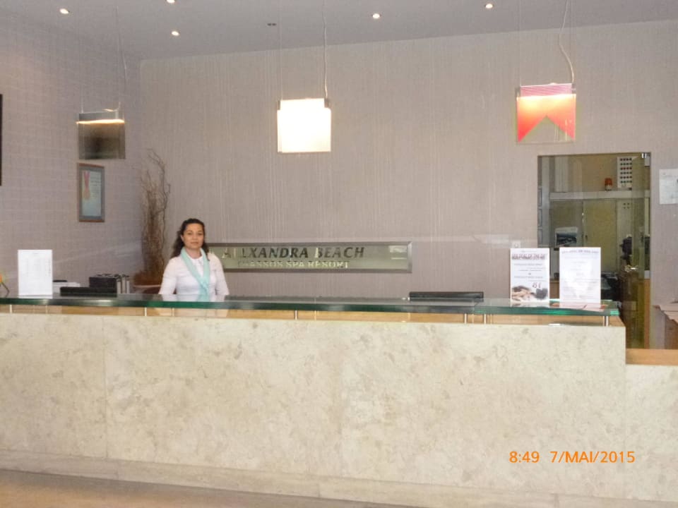Joanna an der Rezeption, spricht sehr gut deutsch Alexandra Beach Thassos Spa Resort