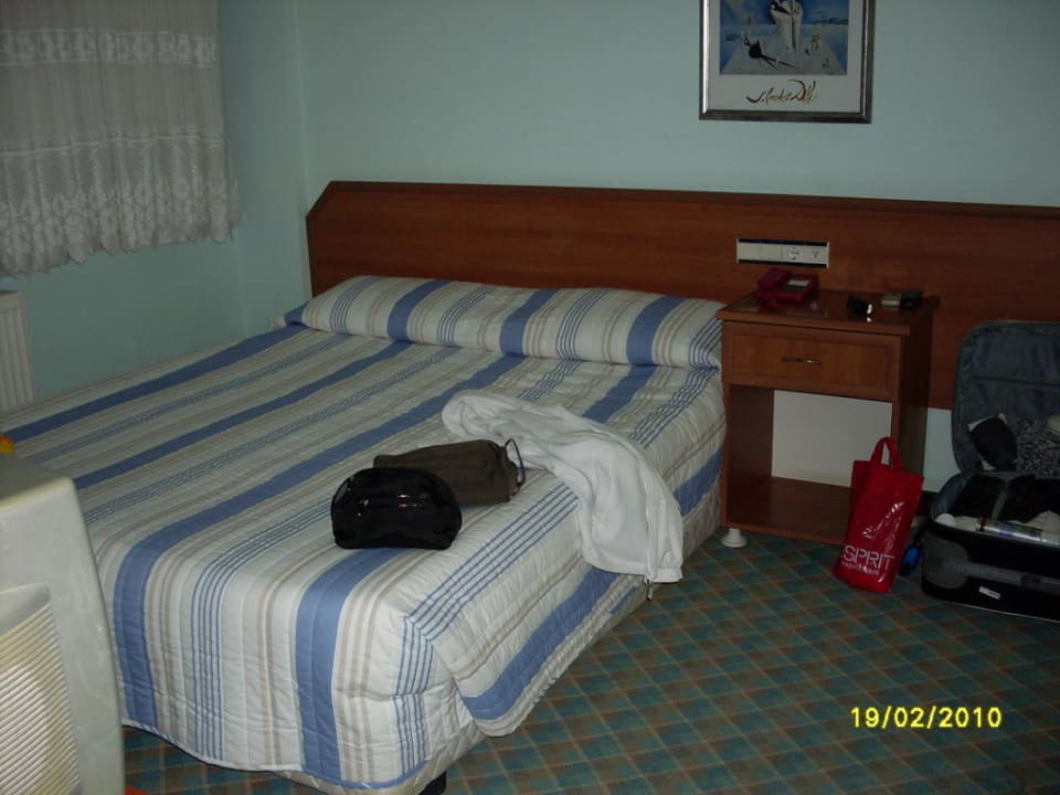 Sehr bequemes Doppelbett im Zimmer Reis Thermal Hotel