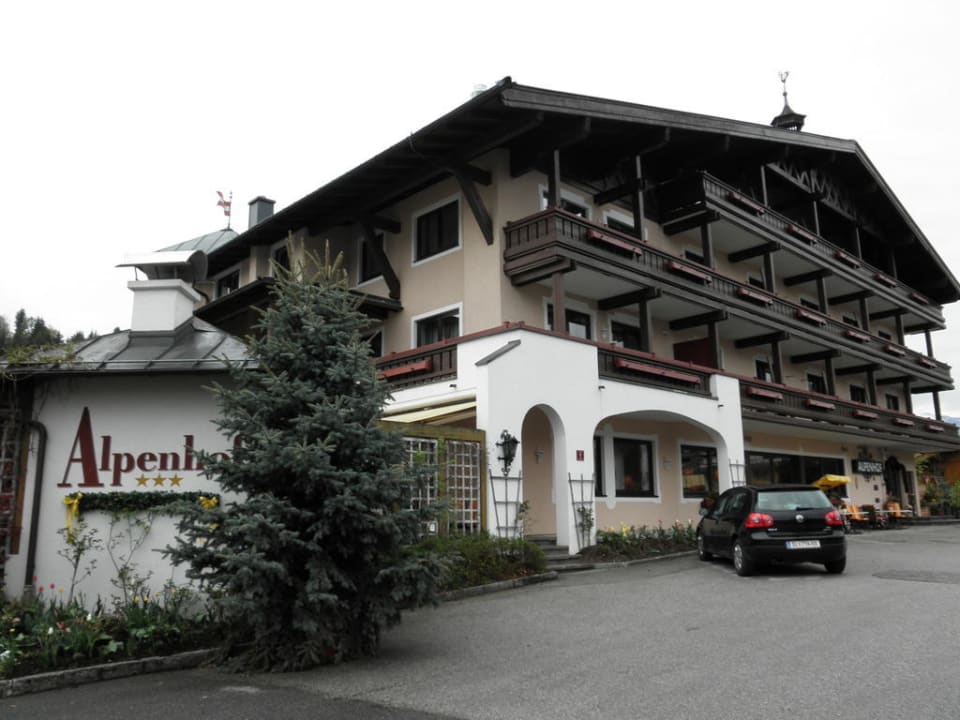 Einfahrt mit Parkplatz Der Alpenhof Maria Alm