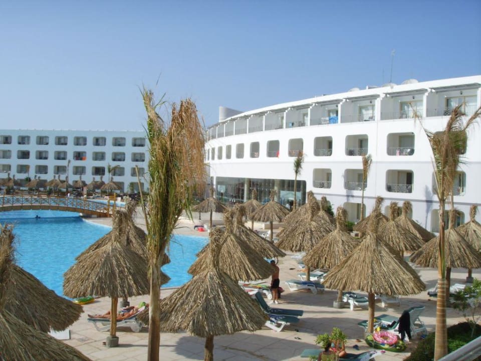 Hotel Innenhof und Pool Titanic Resort & Aqua Park