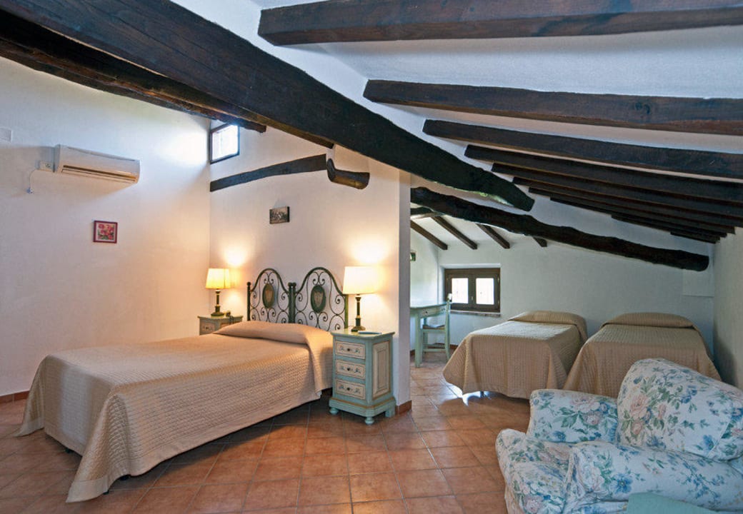 Quadruple Hotel Villa Cheli