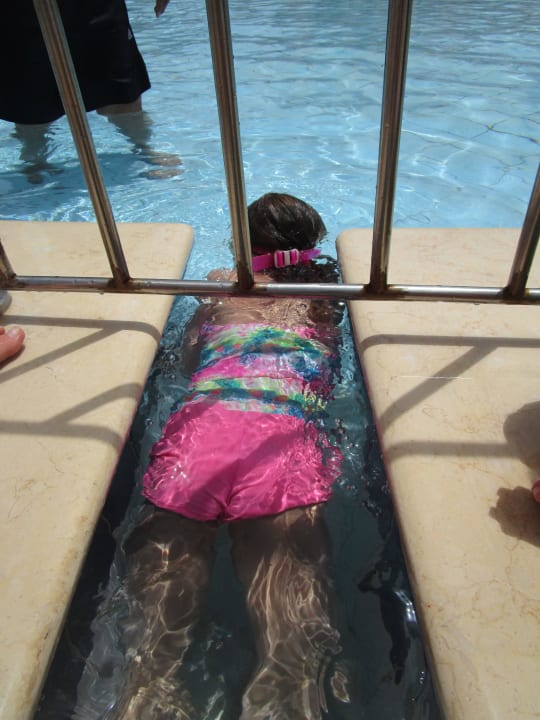 Kein Schutz vom Kinderool zum Schwimmer. Jaz Makadi Oasis Resort