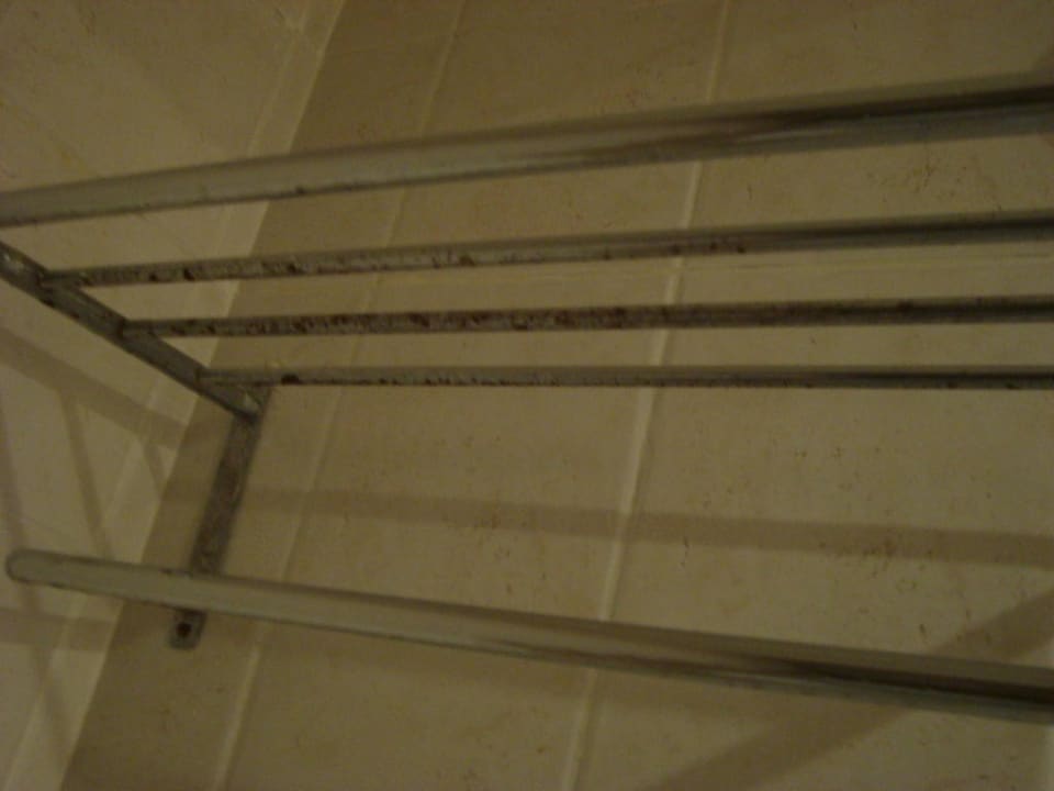 Rostige Handtuchhalterung im Bad Malikia Resort Abu Dabbab