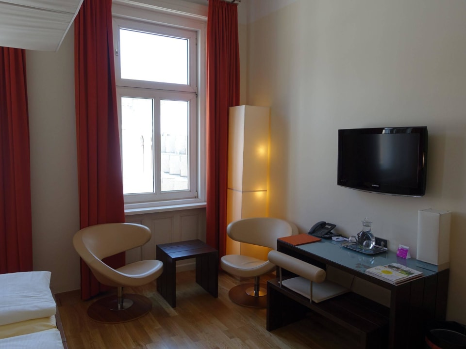 Blick auf den Schreibtisch Hotel Rathaus Wein & Design