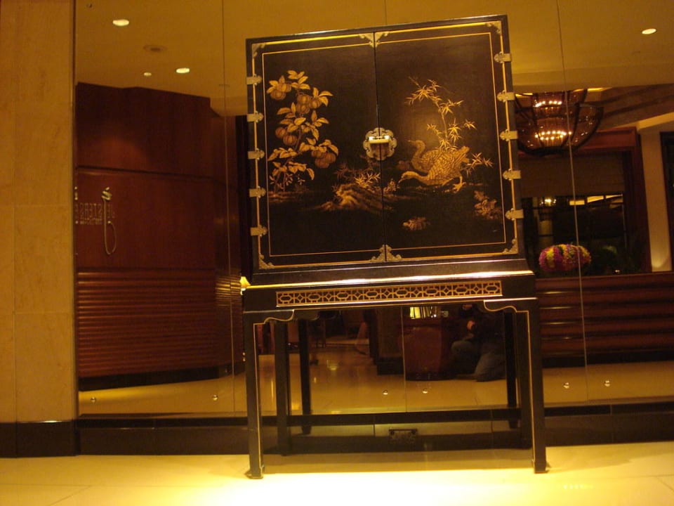 Chinesische Lackmöbel in der Lobby Hotel The Peninsula Bangkok