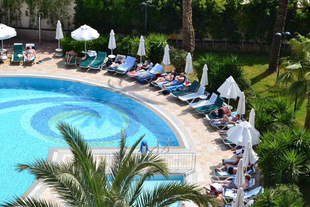 Pool im April Calimera Hane Garden