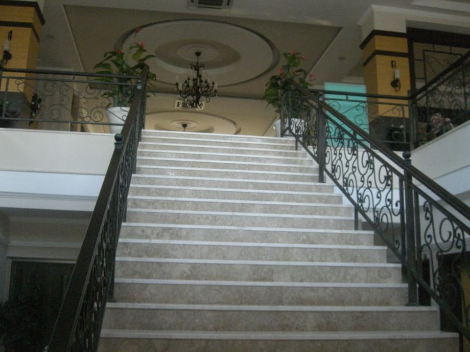 Treppe ins Untergeschoß Can Garden Resort