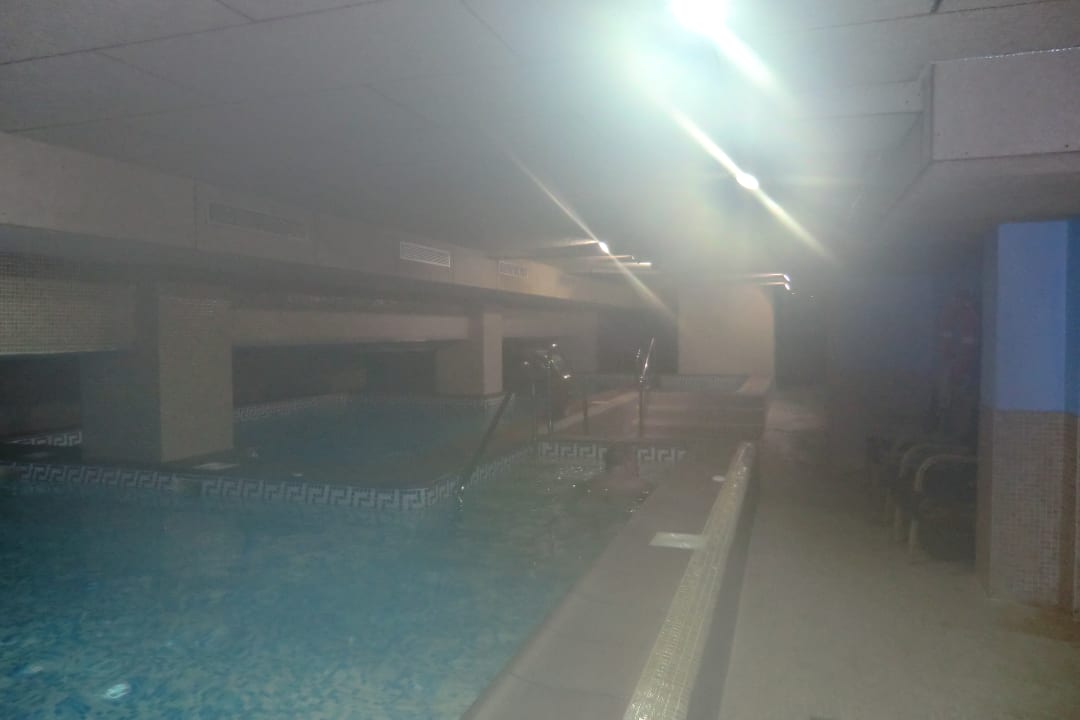 Fotoversuch im Hallenbad des Hotels Playamarina Hotel