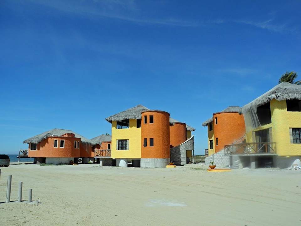 Blick auf die Bungalows vom Strand aus Hotel Villas Mar y Arena