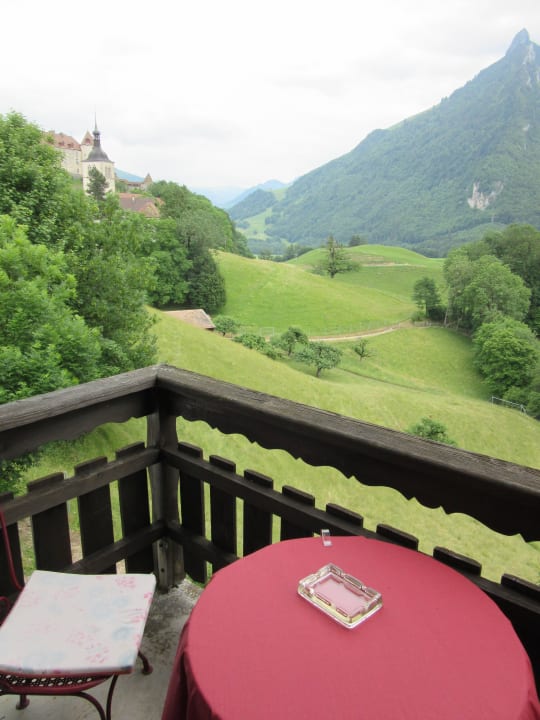 Blick vom Balkon zum Schloss Hôtel de Gruyères