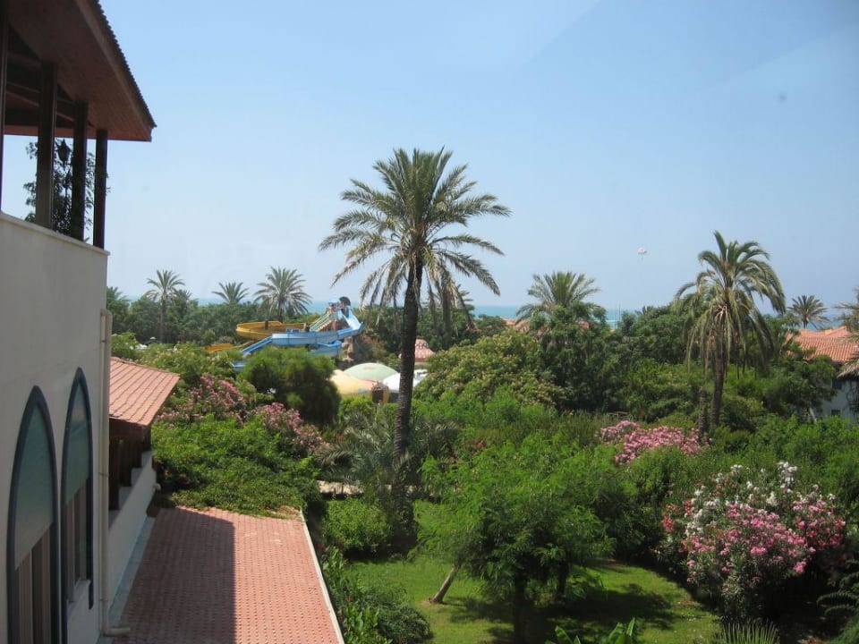 Blick auf die Rutschen und Gartenanlage Belconti Resort Hotel