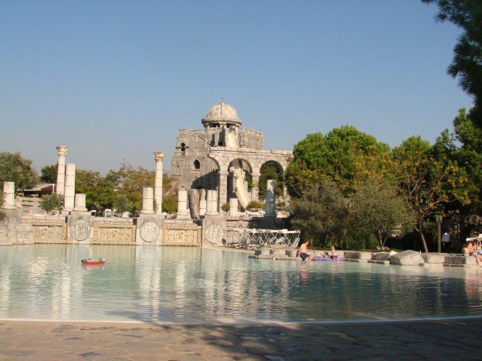 Basen i zjeżdżalnia w tle Xanadu Resort Hotel