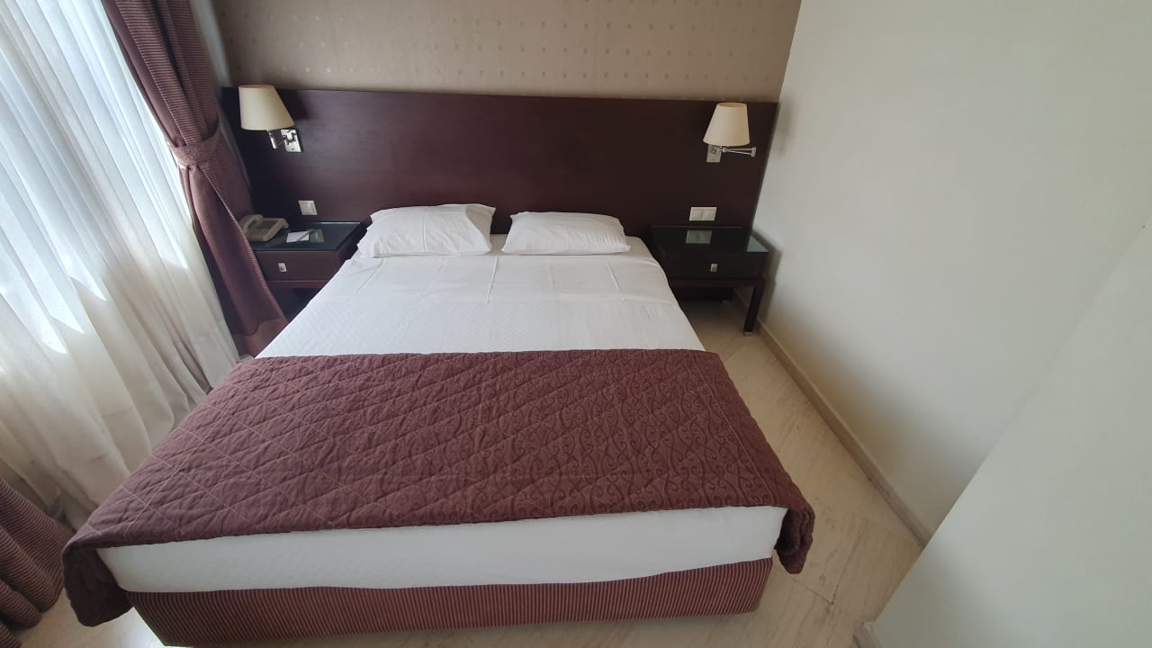 Zimmer Davitel - The Tobacco Hotel