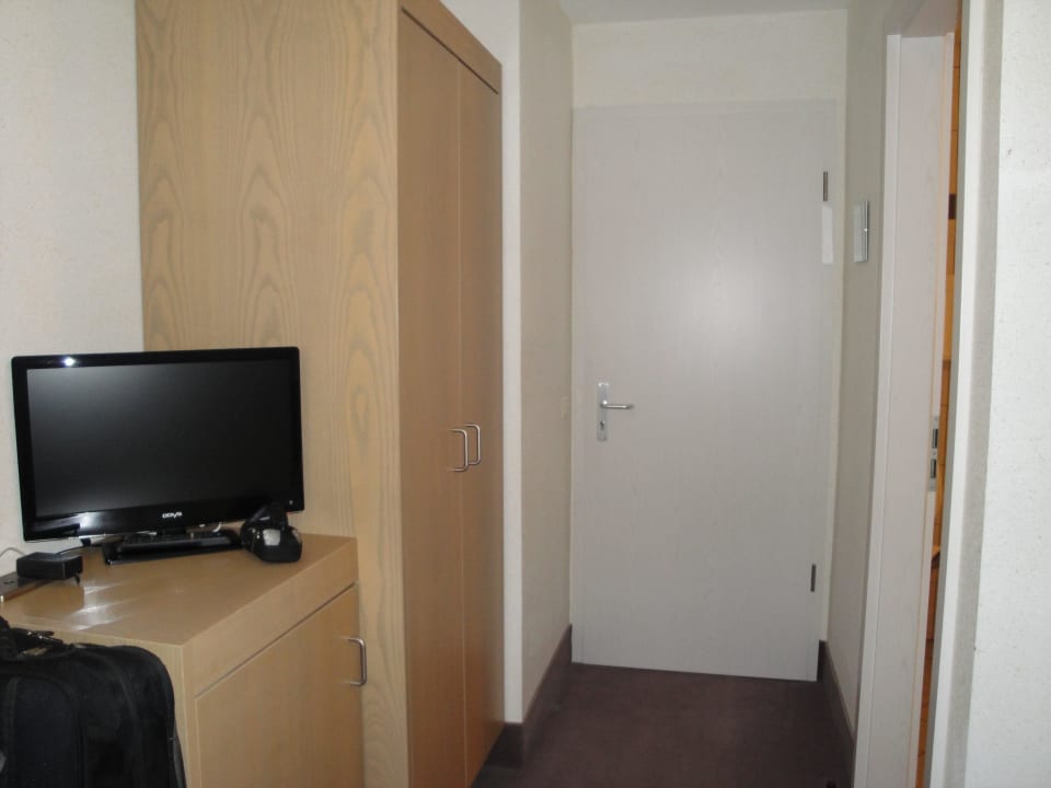 TV und Eingangsbereich zum Zimmer Hotel Altmühlberg