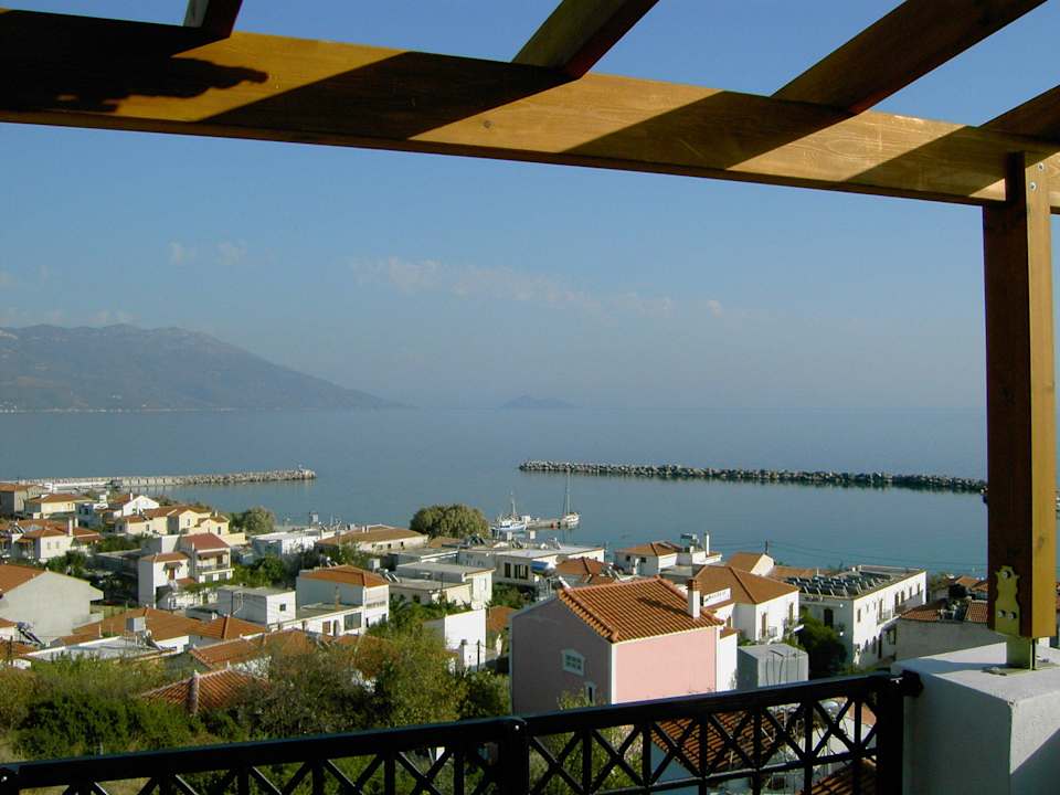 Ausblick über den Ort und das Meer Apartments Kallisto