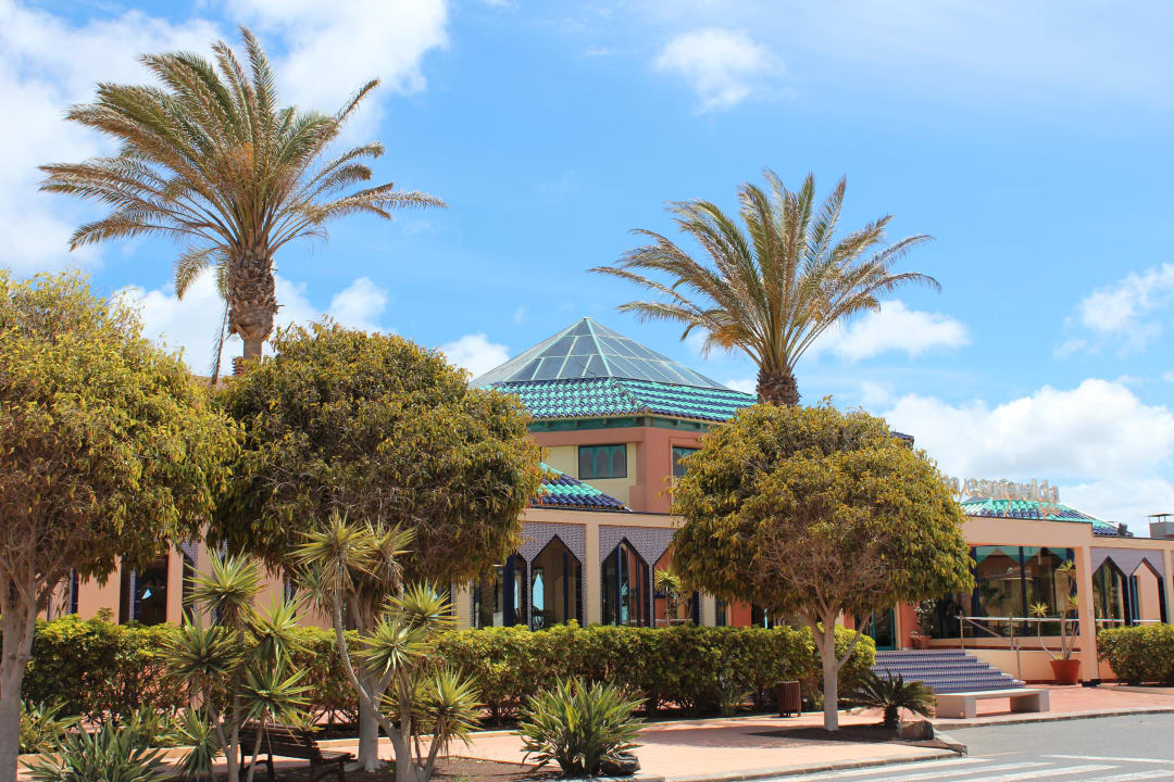 Am Eingang zum Hotel H10 Playa Esmeralda - Adults only