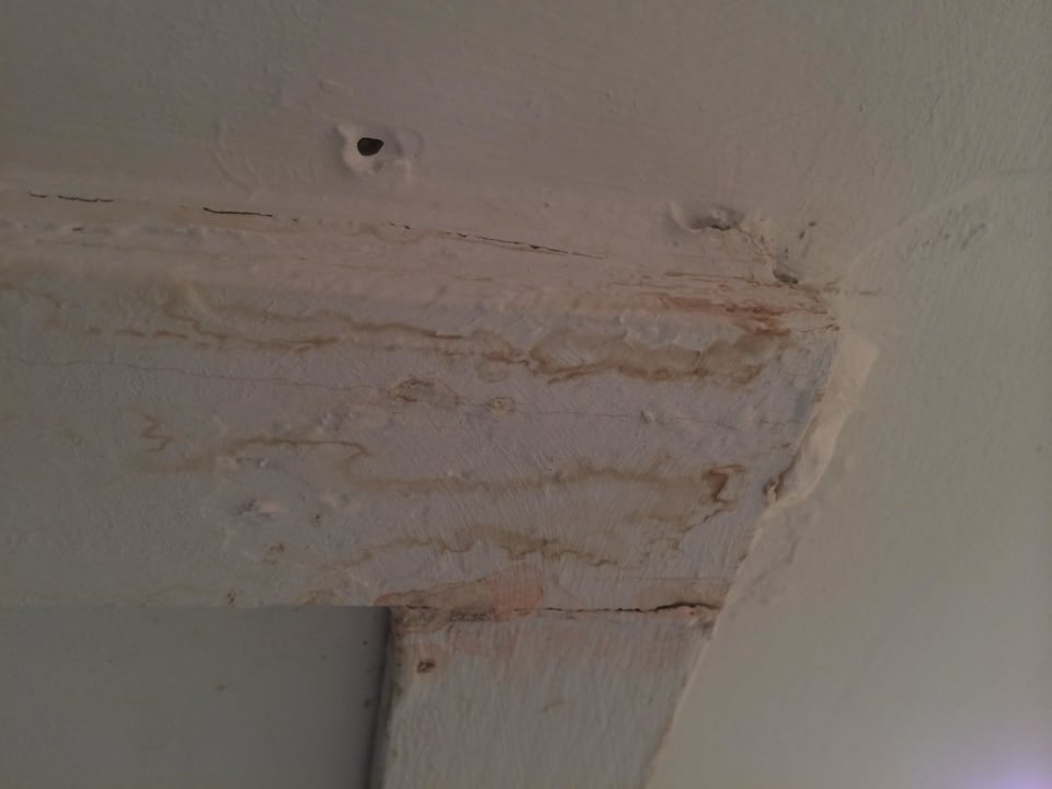 Feuchtigkeitsspuren im Bad an der Decke Hotel Bahia del Sol