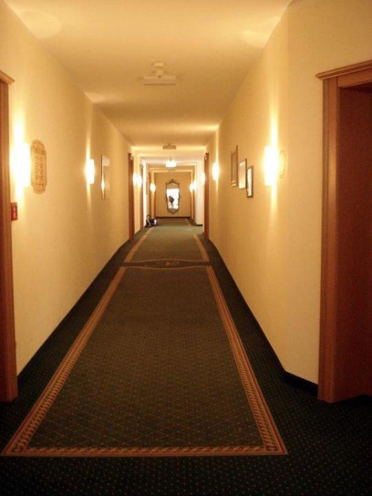 Gang zu Zimmer 1xx Riederin Hotel & Chalets