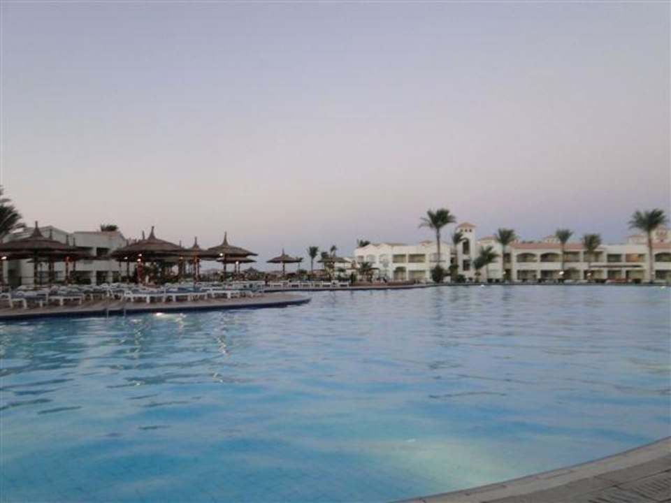 Der erste Blick auf den Pool bei Sonnenuntergang Pickalbatros Dana Beach Resort - Hurghada