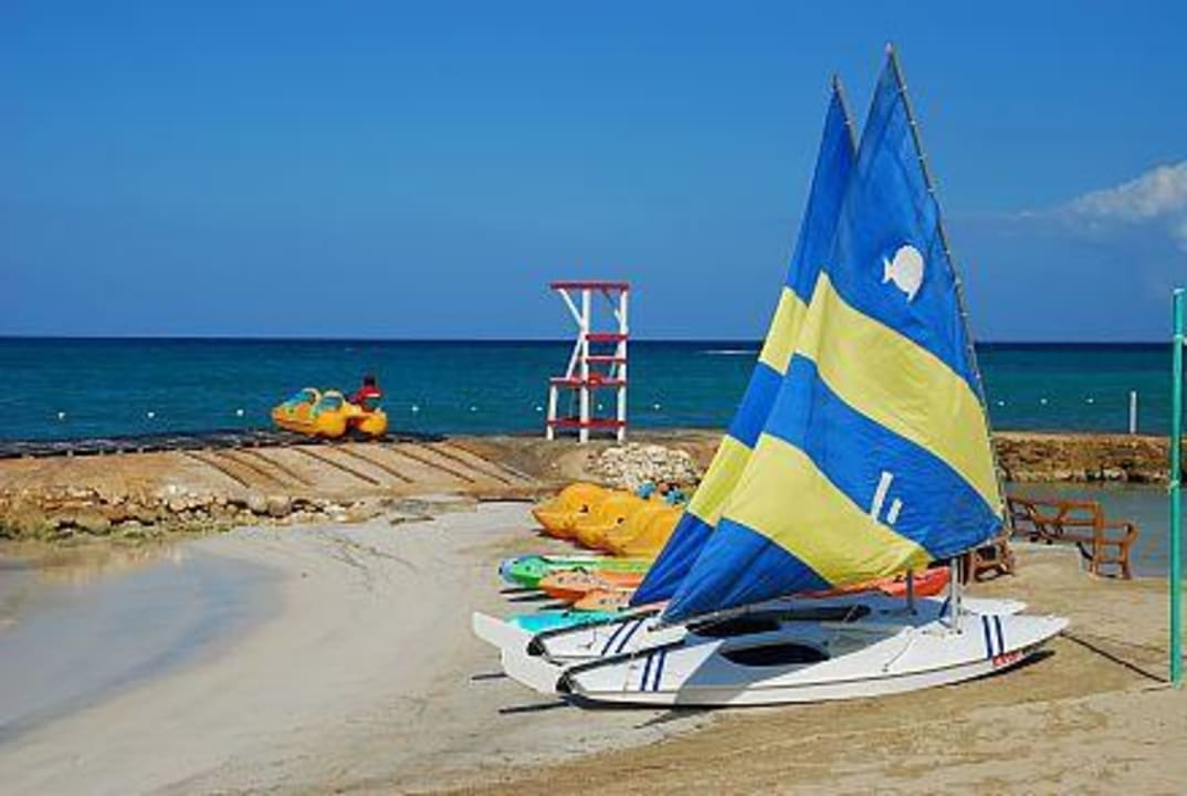 Tretboote, Kajaks und Segeljollen am Hotelstrand Grand Muthu Club Caribbean Runaway Bay