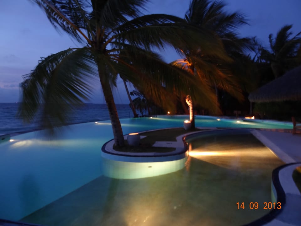 Pool in der Dämmerung Filitheyo Island Resort