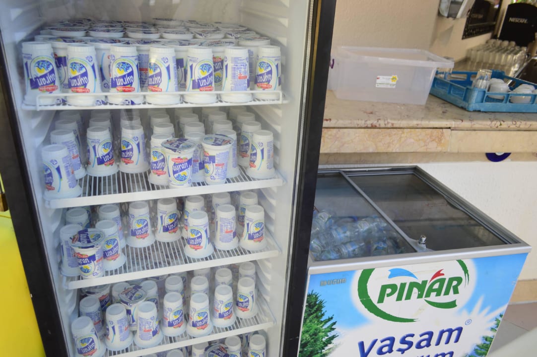 Selbstbedienung Ajram und Wasser in Flaschen Hotel Miramare Beach