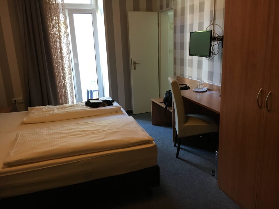 Einzelzimmer mit Doppelbett und Bad Servus Apartments by Homaris