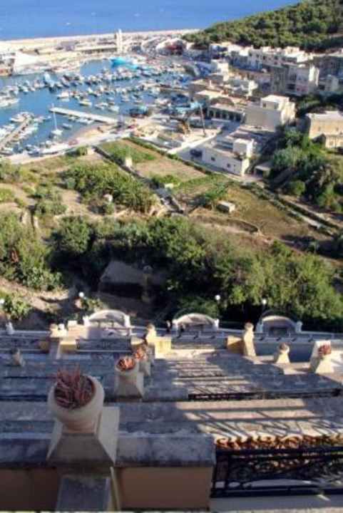 Von unserer Terrasse im letzten Stock Grand Hotel Gozo