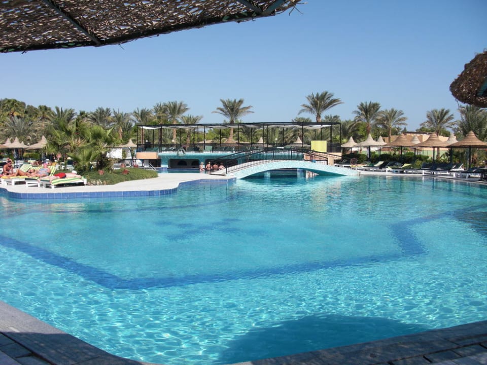 Pool mit Bar Giftun Azur Resort