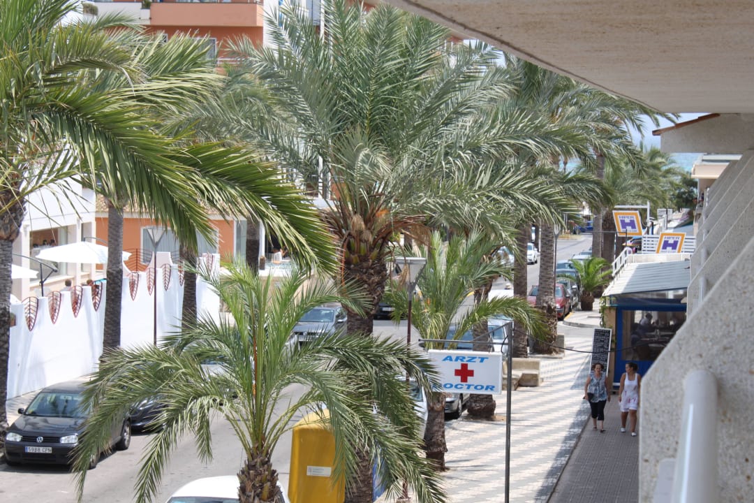 Strasse zum Strand und zum Hauphotel Caprice Janeiro Hotel & Spa