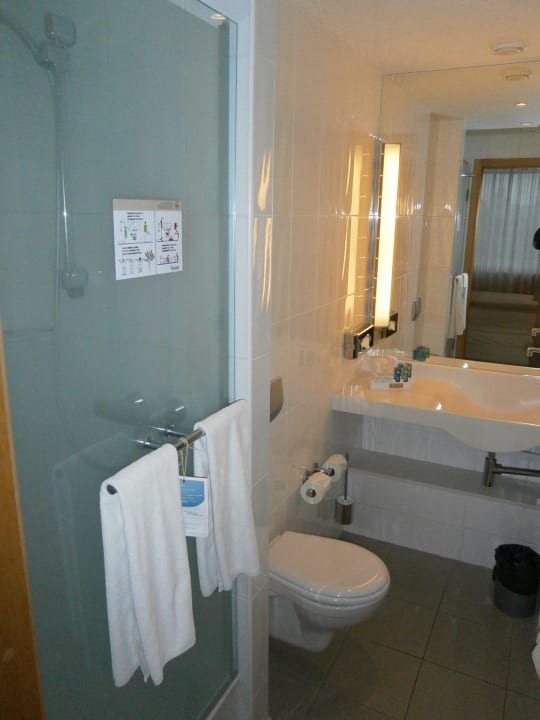 ...und separater Dusche Hotel Novotel Vilnius