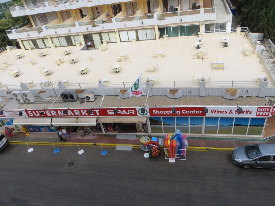 Supermarkt direkt vor dem Hotel Aparthotel Playa Dorada