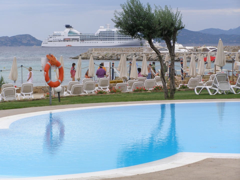 Pool mit Blick auf den Strand  Appartments Baia Caddinas Clubresidence