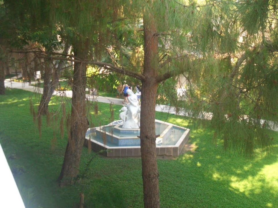 Ausblick in den Garten vom Restaurant Club Sidelya Hotel