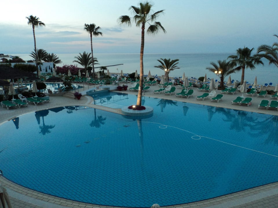 Pool mit Sonnenuntergang Hotel Sunrise Beach