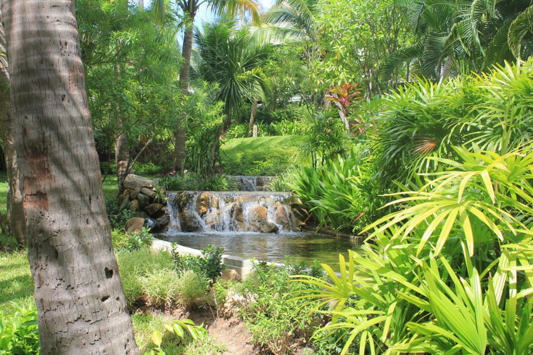 Kunstvoll angelegter Garten Melati Beach Resort & Spa