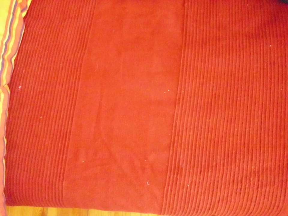 Die Tagesdecke auf dem Sofa Gästehaus Urban