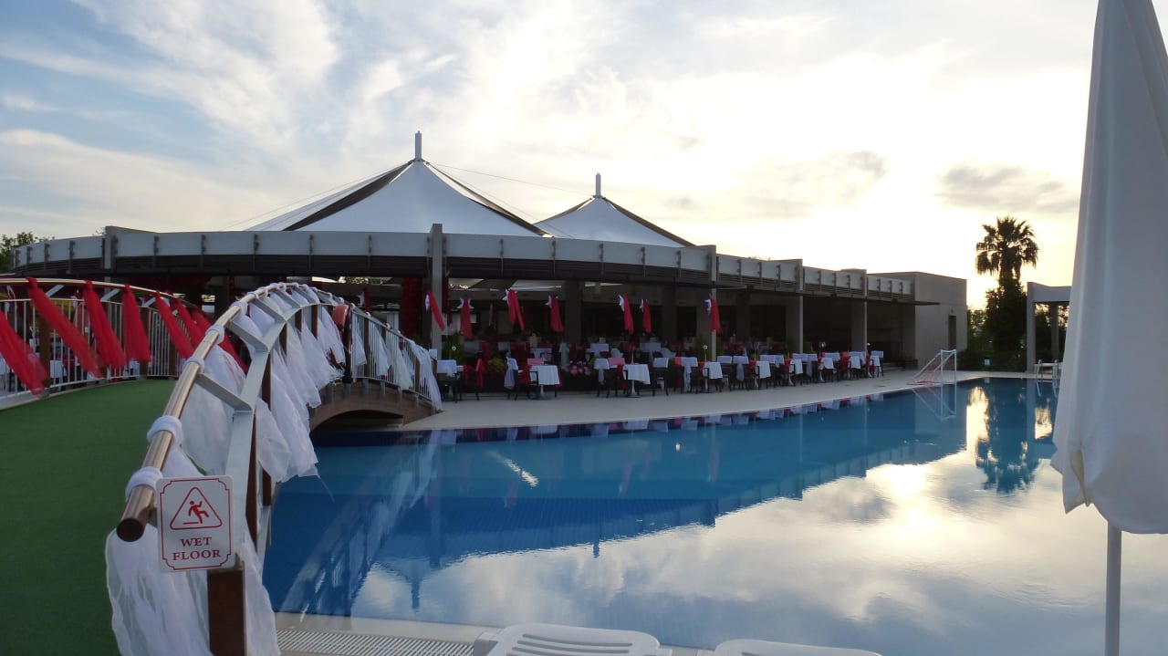 Poolbar am Türkischen Abend Sunis Elita Beach Resort & Spa